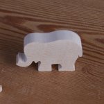 Miniatyrfigur av elefant i massivt trä för att dekorera handgjorda hantverk 