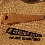 Miniatursågfigur av massivt bokträ, 3 mm tjockt, dekorerad med en julstam.