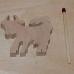 Miniatyrfigur av ko i trä för att dekorera