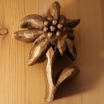 Edelweiss handsnidad och vaxad i valnöt, lindträ, skulptur, inredningsdekoration