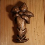 Gentian trä av lind, snidad och vaxad valnöt, handgjord i Savoie, inredning av chalet