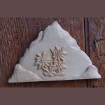 Berg med handsnidad edelweiss