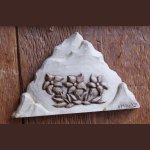 Berg med ensianer liten skulpterad basrelief