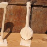 banjo i massivt granvirke höjd 15 cm monterad på en bas handgjord bröllopsbord musik dekoration