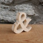 skylt och, ampersand 5 cm i trä som ska placeras