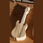 Elektrisk gitarr 15 cm i björkträ för att hänga i trädet