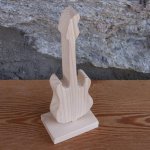 elektrisk gitarr monterad på en 15cm hög bas, handgjord massivt trä, bröllopsbordsdekoration