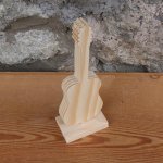 gitarr monterad på ett stativ, dekoration av bröllopsbord, granvirke, handgjord