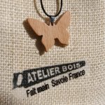 Fjärilshänge av bokträ, handgjorda smycken av trä och natur