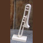 trombon monterad på en träbas, musikalisk dekoration, handgjord, gåva till trombonist