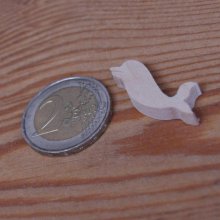Miniatyrdelfinfigur 2,5 x 2,7 cm i trä, handgjord