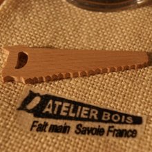 Miniatursågfigur av massivt bokträ, 3 mm tjockt, dekorerad med en julstam.