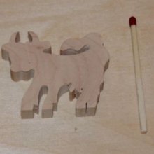 Miniatyrfigur av ko i trä för att dekorera