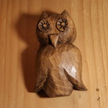 Handsnidad uggla vaxad valnöt inredning massivt limewood