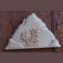 Berg med handsnidad edelweiss