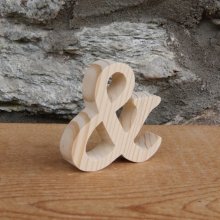skylt och, ampersand 5 cm i trä som ska placeras