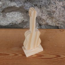 gitarr monterad på ett stativ, dekoration av bröllopsbord, granvirke, handgjord