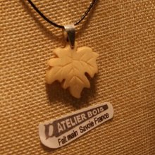 pendentif feuille d'érable en bois d'érable nervuré avec cordon en coton ciré noir bijou éthique, fait main