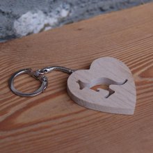 nyckelring med hjärta och känguru av massivt bokträ
